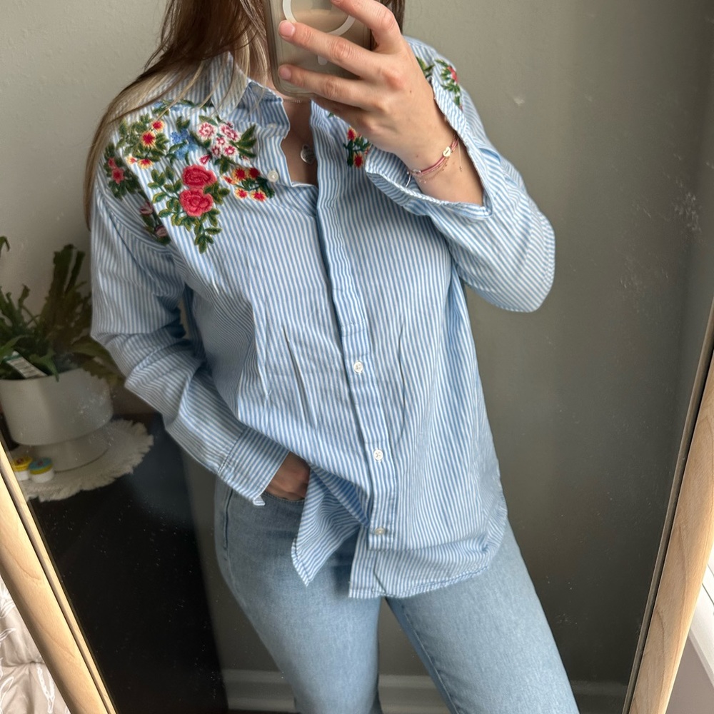 Oversized stripe shirt with flower appliqué
